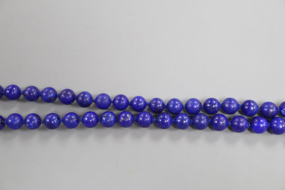 A lapis lazuli circular bead necklace, 92cm.